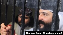 حنیف پښتین (ښي لاس ته ) له تېرو څه کم څلورو کلونو راهیسې په زندان کې دی ـ انځور له ارشيفه