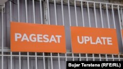Në një ndërtesë në Mitrovicë të Veriut shkruan "pagesa" në dy gjuhë: shqip dhe serbisht. Janar, 2024. 