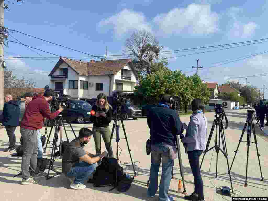 Medijske ekipe su u centru sela, udaljene nekoliko desetina metara od mesta gde se zločin dogodio.&nbsp;Prisutna je i vojna policija i vojna vozila.