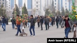 Подготовка студентов к празднованию Навруза в Душанбе 