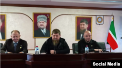 Тумхаджиев Абубакар, Кадыров Рамзан, Тумхаджиев Iийса. Сурт: Кадыровн телеграм-каналерчу видео тIера скриншот