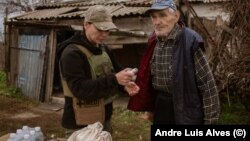 Ольга Солярз приносить продукти Михайлу, на цей час єдиному жителю цього села