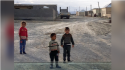 Diňle: Türkmenistanda 'ulalýan' sosial deňsizlik 'barsyz' çagalary kyn synaga salýar