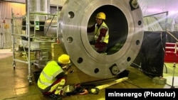 №1 гидроагрегатты оңдоо иштери. Токтогул ГЭСи. Август, 2024-жыл. Энергетика министрлигинин сүрөтү.