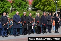 Çepden saga: Ermenistanyň premýer-ministri Nikol Paşinýan, Belarusyň prezidenti Aleksandr Lukaşenko, Gazagystanyň prezidenti Kasym-Žomart Tokaýew, Gyrgyzystanyň prezidenti Sadyr Žaparow, Russiýa Federasiýasynyň prezidenti Wladimir Putin, Täjigistanyň prezidenti Emomali Rahmon, Türkmenistanyň prezidenti Serdar Berdimuhamedow we Özbegistanyň prezidenti Şawkat Mirziýoýew Moskwadaky Näbelli soldatyň guburyna gül goýmak dabarasynyň barşynda. Moskwa, 2023-njy ýylyň 9-njy maýy.