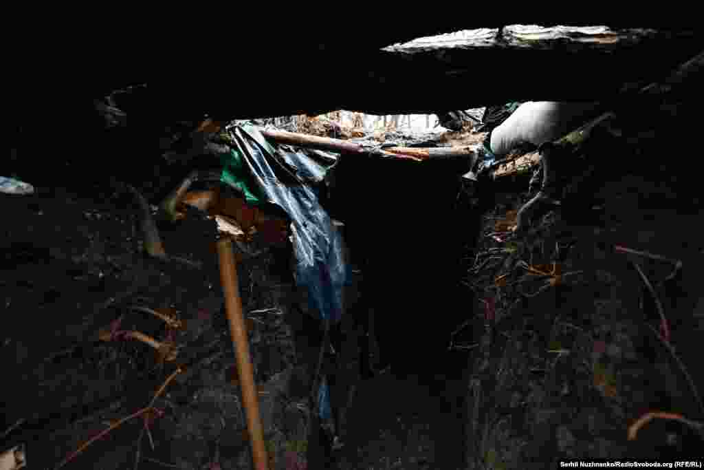 Військові показують місце, де загинув їхній побратим Ігор Завальнюк. &laquo;Саме сюди був прямий прихід &laquo;Граду&raquo;, і тут він загинув. Співчуття всій родині, не можемо його не пам'ятати, людина була золота. Якщо родина побачить, прочитає, знайте, ваш чоловік, тато не так просто загинув. Він був воїном&raquo;, &ndash; говорить &laquo;Липа&raquo;