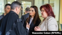 Svetlana Popan (dreapta) și Evghenia Guțul discută cu avocații înainte de ședința de judecată din aprilie 2024.