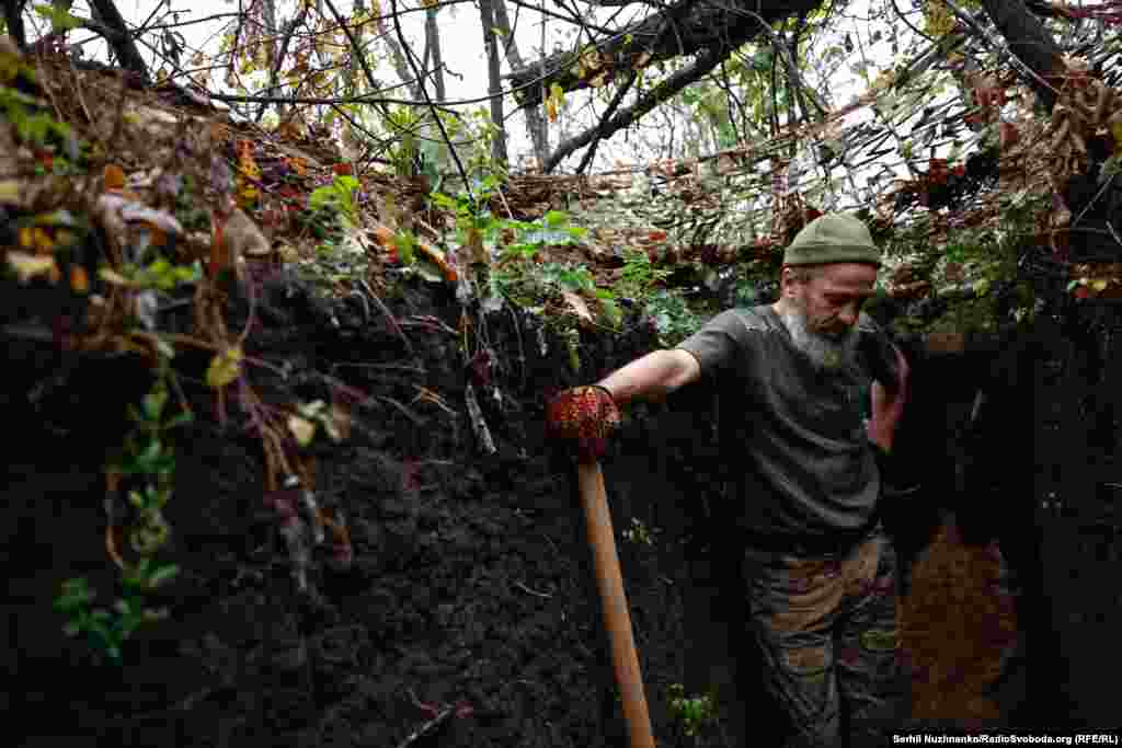 &laquo;Цивільні забули про війну, усіх їх якось так підзаї**ла та війна. Приходить до моєї дружини сусід і жаліється, як його за**ала війна, йому дружина відповідає: &laquo;Славіку, ти сидиш вдома, спиш в ліжку, в теплі, і вона тебе за**ала?&raquo;. Їх уже всіх за**ало. Не знаю, що їм ще потрібно? Я був у відпустці, кав'ярні як були повні, так і є, хлопці молоді як сиділи там, так і сидять далі&raquo;,&nbsp;&ndash;&nbsp;розповідає Анатолій, продовжуючи копати окоп