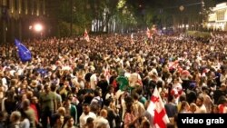 „აგენტების კანონის“ საწინააღმდეგო აქცია. თბილისი, რუსთაველის გამზირი.1 მაისი 