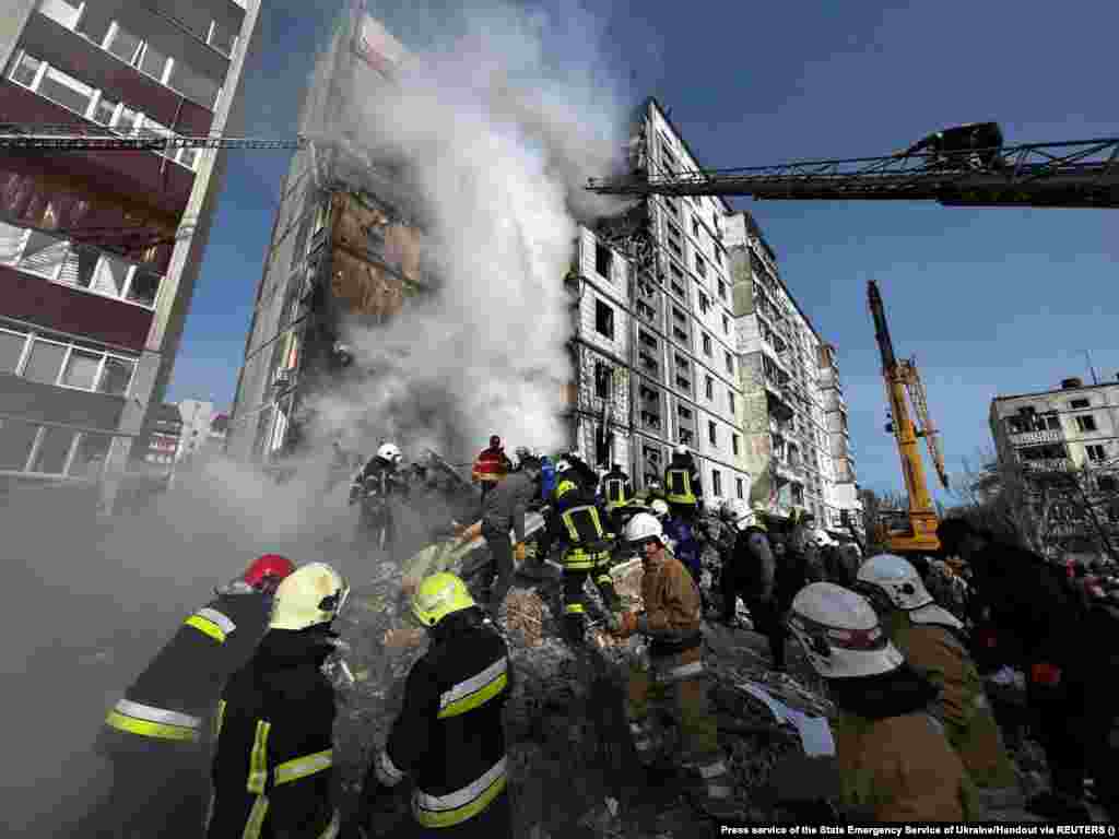 Увесь ранок в Умані рятувальники працювали в надії знайти вцілілих під завалами. Президент України Володимир Зеленський засудив удари, назвавши атаку &laquo;ніччю російського терору&raquo;