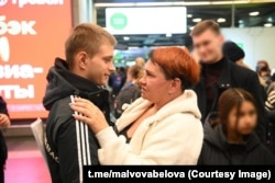 Бодан Єрмохін жив у російській прийомній сім'ї, його опікункою була Ірина Рудницька