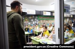 Володимир Зеленський відвідав «метрошколу» на станції Харківського метрополітену «Університет». Харків, 30 листопада 2023 року