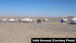 بسیاری از مهاجرین برگشت کننده در زیر خیمه های موقت در ولایات مختلف افغانستان زنده گی می کنند و هیچ امکاناتت رفاهی نیز دار اختیار ندارند