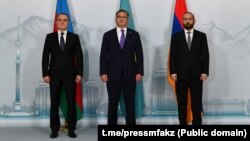 მარცხნიდან: აზერბაიჯანის საგარეო საქმეთა მინისტრი ჯეიჰუნ ბაირამოვი, ყაზახეთის საგარეო საქმეთა მინისტრი მურატ ნურთლეუ და სომხეთის საგარეო საქმეთა მინისტრი არარატ მირზოიანი. ალმატი, 10 მაისი, 2024.