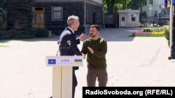 Володимир Зеленський, президент України (справа) та Єнс Столтенберг генсек НАТО під час брифінгу у Києві. 29 квітня 2024 року