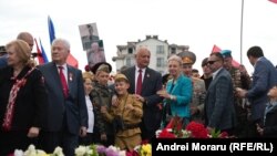 Mai mulți participanți la marșul Victoriei organizat de socialiști au purtat panglica Sf. Gheorghe.