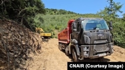 Utilaje folosite la defrișări pe Valea Oltului pentru noua autostradă