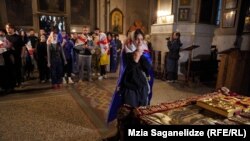 აქციის მონაწილეები ქაშუეთის ტაძარში ლოცულობენ. 3 მაისი, 2024 წელი