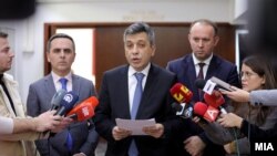 Биљал Касами, Изет Меџити и Африм Гаши по напуштањето на лидерската средба.