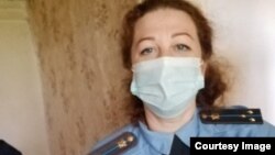 Судебный пристав в квартире Сошниковой.