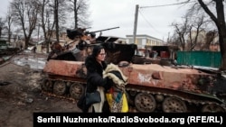 Olha, o locuitoare din Bucea a declarat pentru RFE/RL: „Când tatăl meu ne-a construit casa, a făcut un subsol dedesubt și ne-a spus: Dacă se întâmplă ceva, acesta este adăpostul vostru antiatomic", și-a amintit ea. „Când a avut loc [invazia], ne-am uitat afară și am văzut tancuri care trăgeau deja în curtea noastră. Ne-am repezit în acel subsol și am stat acolo timp de șapte ore. Șenilele tancurilor se auzeaau scrâșnind. A fost o bătălie teribilă". După ce două tancuri s-au ascuns în spatele casei, spune Olha, „ne luasem deja adio de la viață.... Apoi am ieșit și am văzut această imagine terifiantă. Parcă fusese Armaghedonul”.