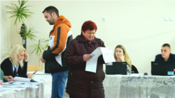 Moldoveni veniți la o secție de vot din orașul Chișinău.