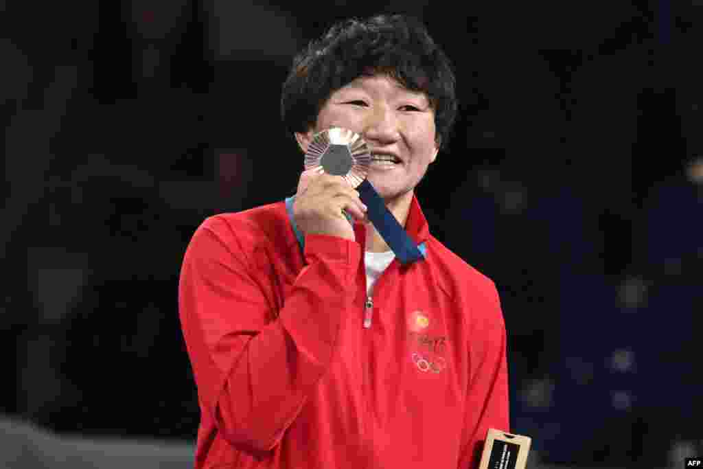 Париж Олимпиадасында кыз-келиндер күрөшүнөн 62 кг салмакта Айсулуу Тыныбекова коло медал утту.&nbsp; "Парижге келип коло медалга ээ болгонума аябай ыраазы болуп жатам. Алтынга ниет кылганбыз, бирок ден соолукка байланыштуу болду. Бул медал чоң мээнеттин арты менен келди. Кыргызстандыктар Парижге чейин келип колдоп жатат, баарына ыраазымын. Кыргыздын кызы болуп төрөлгөнүмө сыймыктанам", - деди беттештен кийин күйөрмандарына чыгып жолуккан Айсулуу. &nbsp;