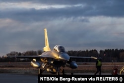 F-16 є наймасовішим винищувачем 4-го покоління у світі, але країни поступово переходять на F-35 – вже 5-го покоління