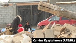 Ставшие очевидцами сноса своего дома младшие дети Марал до сих пор напуганы.