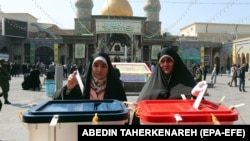 زنان رای دهنده در یکی از مراکز رای دهی 
