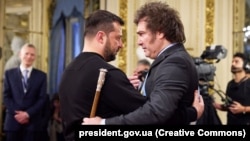 Президент України Володимир Зеленський і президент Аргентини Хав’єр Мілей (праворуч) у день його інавгурації. Буенос-Айрес, 10 грудня 2023 року