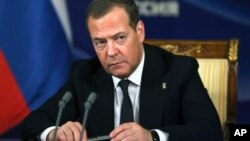 Fostul președinte rus Dmitri Medvedev: „Este mai important să-i ucizi pe toți cei implicați. Pe toți. Cei care au plătit. Cei care au simpatizat. Cei care au ajutat. Omorâți-i pe toți.”