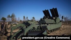 Imagine de la recepționarea de către Forțele Armate ale Ucrainei a unui vehiculul de asalt american M1150 ABV bazat pe tancul Abrams.