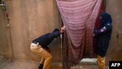 عملیات بازرسی خانه به خانه از سوی پولیس پاکستان برای یافتن مهاجران افغان که اسناد قانونی اقامت در این کشور را ندارند. 