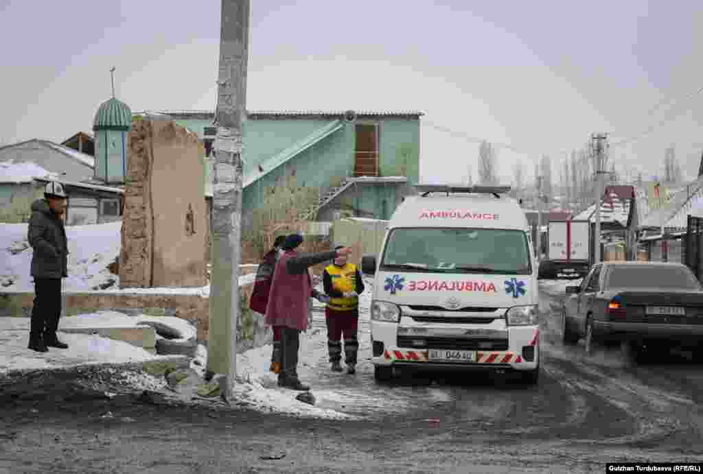 "Ак-Жарга оңой менен Тез жардам келбейт. Келсе да эки-үч саат дегенде келет," дейт Ак-Жар конушунун тургуну Асел.&nbsp;
