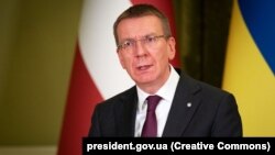 Перш за все, має бути ясність щодо того, як буде посилено власну безпеку і обороноздатність Латвії у разі відправки солдатів, сказав Рінкевичс