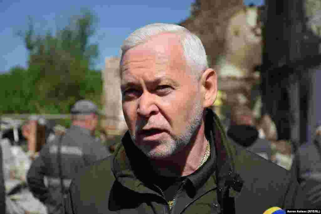 У цьому районі немає військових об'єктів, каже мер Харкова Ігор Терехов. Проте саме сюди військові РФ цілять не вперше. 1 травня в цей же район прилетіли авіабомби. Міський голова Харкова припускає, що у такий спосіб РФ залякує місцевих жителів, щоб ті виїжджали з міста