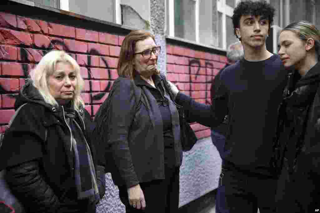 Prema navodima policije, osumnjičeni učenik K. K. (13) je 3. maja oko 8.40 ujutru po dolasku u školu iz torbe odmah izvadio pištolj i pucao u radnika obezbeđenja.&nbsp;Nakon toga, upucao je tri učenice koje su se zatekle u neposrednoj blizini. Zatim je nastavio hodnikom do kabineta istorije, zamenio okvir sa municijom i po ulasku u učionicu otvorio vatru na nastavnicu i učenike. Potom je izašao iz učionice i otišao do dvorišta škole gde je bacio okvir iz oružja i pozvao policiju. Uhapšen je u dvorištu škole. &nbsp;