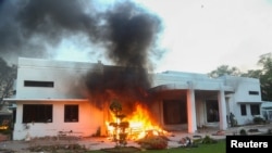 د مې پر نهمه د تحریک انصاف پلویانو په لاهور کې کور ته له اچولي اوره لمبې خیژي.