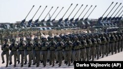 Stërvitje e ushtrisë serbe në Bazën Ajrore të Batajnicës, pranë Beogradit, 22 prill 2023.
