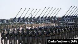Parakalimi i ushtarëve në Batajnicë afër Beogradit, vitin e kaluar.