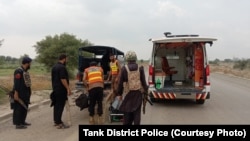 په ټانک کې امنیتي سرتېري تر یو برید وروسته له امبولانس سره نېږدې ولاړ دي - پخوانی انځور. 