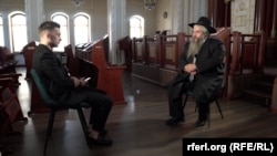 Тарас Левченко, журналіст Радіо Свобода, та Моше Реувен Асман, головний рабин України під час запису інтерв'ю у Центральній синагозі Києва, Україна, 22 вересня 2023 року