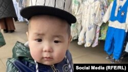 Эки жашар Алихан Кубатбеков. Сүрөт анын жакындарынын уруксаты менен жарыяланды. 