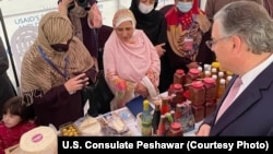 امریکايي سفیر ډانلډ بلوم په پېښور کې د غونډې پر مهال د ښځو جوړ کړي خوراکي او نور توکي هم ولیدل