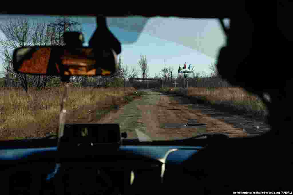 Як справжній автогонщик, водій на швидкості 130 км/год об'їжджає ями й вирви від вибухів на єдиній &laquo;дорозі життя&raquo;. Заїжджаємо в Авдіївку...