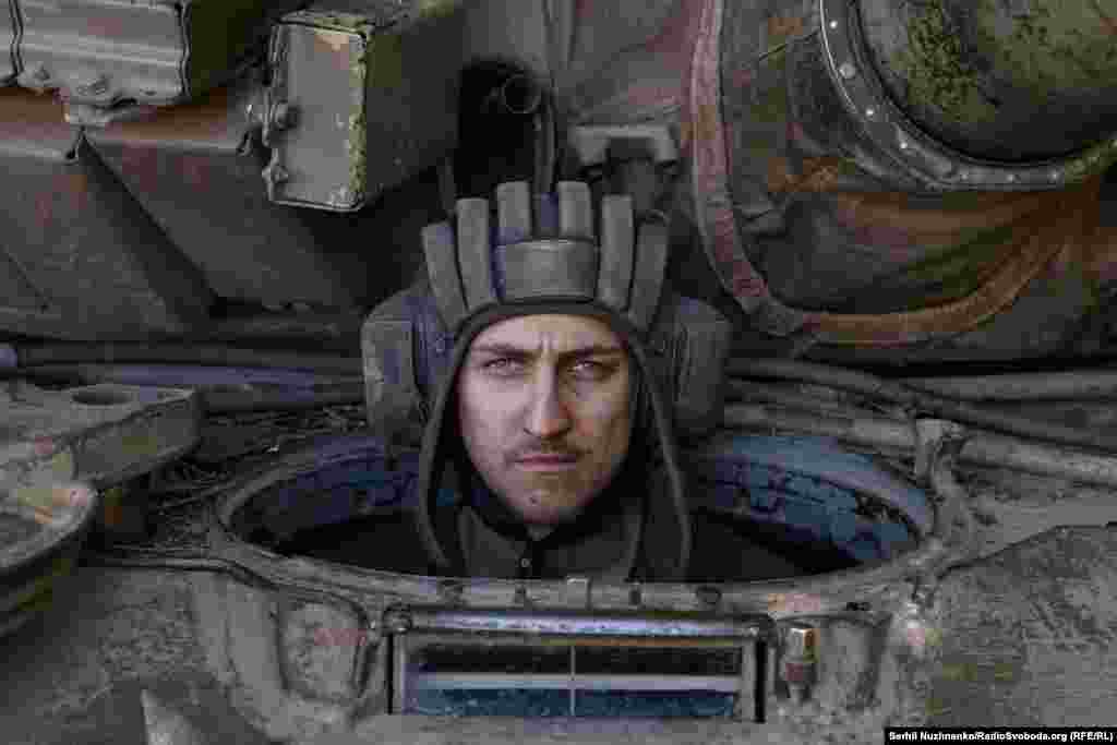 Тут сталася приємна зустріч, коли бачиш знайомого. Це фото було зроблене у червні 2022 року на Світлодарському напрямку. Юрій &ndash; механік &ndash; водій танку на бойових позиціях