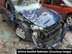 Mașina distrusă a lui Igor Nekhaiev după împușcăturile soldaților ruși în Irpin.