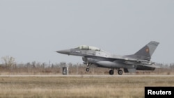 Avioane de tip F-16, de care Armata Română are în dotare. 