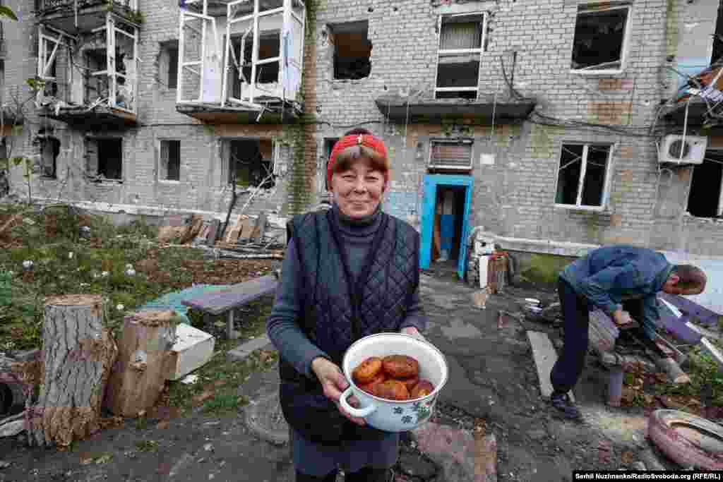 На вулицю виходить пані Рита. Під звуки прильотів КАБів вона пригощає нас пиріжками з картоплею